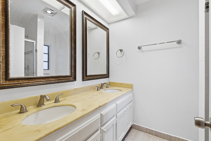 Master Bath - 1348 N Orange Dr