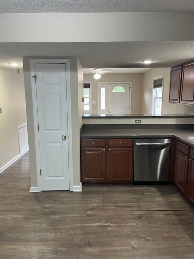 Building Photo - 2 bedroom, 1.5 bath Townhouse: Oaklawn Park!