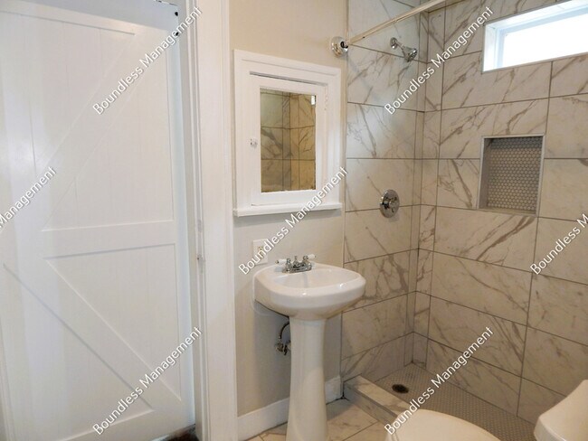 Building Photo - 522 Morgan St NE