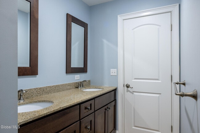 Building Photo - 949 Hudson Ave