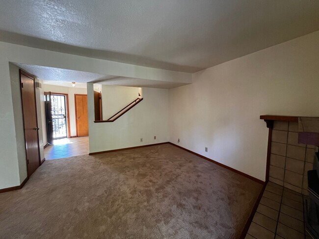 Building Photo - Charming Santa Cruz Townhouse: 3 Beds, 2.5...