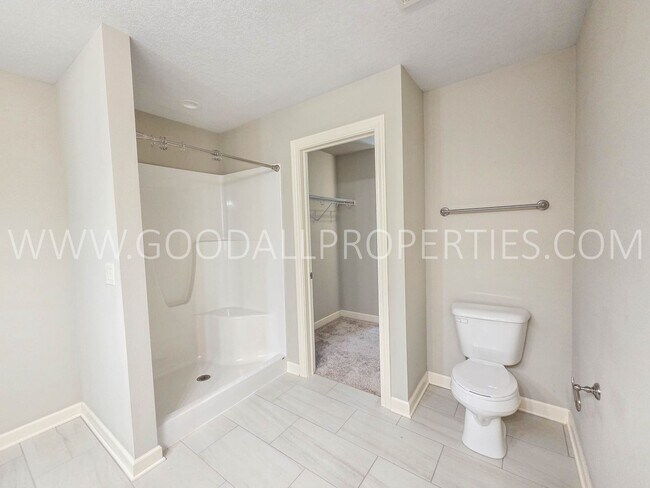 Building Photo - 4 Bed Waukee Home with Granite Counters & Covered Deck