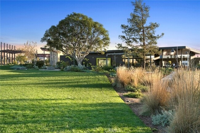 Building Photo - 123 Interval