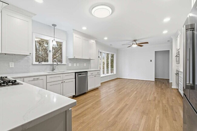 Building Photo - Spacious and Unique 5-Bedroom Ranch in Chapel Hill!