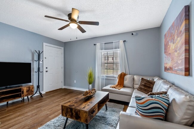 Building Photo - Silver Lake