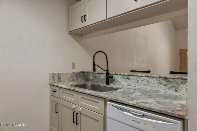 Building Photo - 300 Lozes Ave