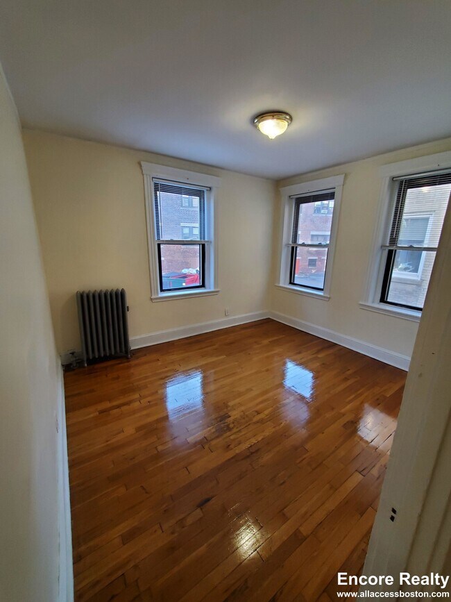 Building Photo - 364 Riverway