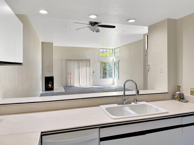 Building Photo - 2601 S Broadmoor Dr