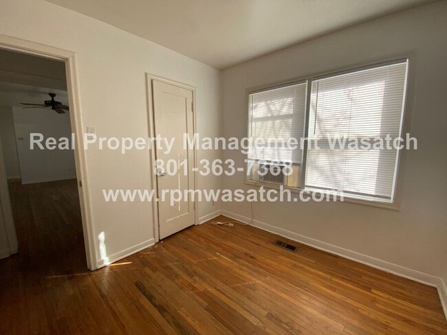 Building Photo - Check out this 3 Bedroom 1 Bath Fourplex i...