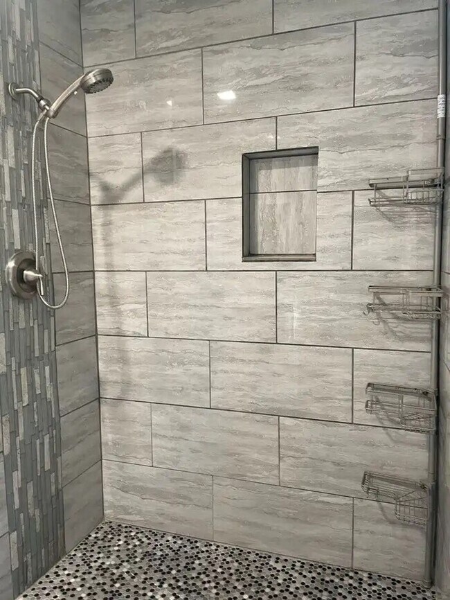 Building Photo - Beautifully Updated 2 Bedroom 1 Bathroom Home - Move-In Ready!