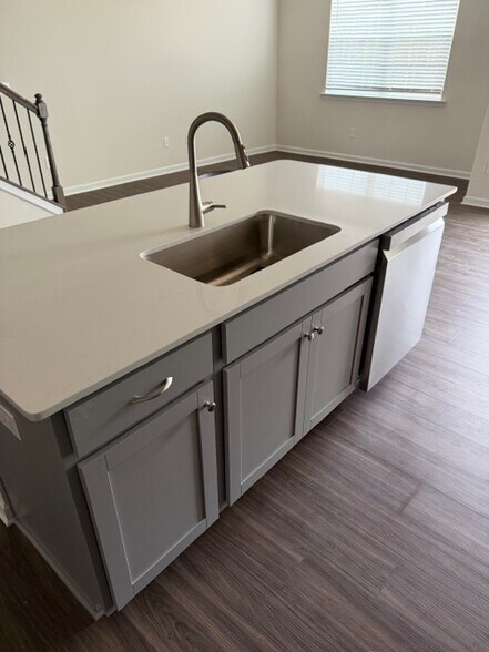 Island w dishwasher - 1842 Pheasant Trace Cir