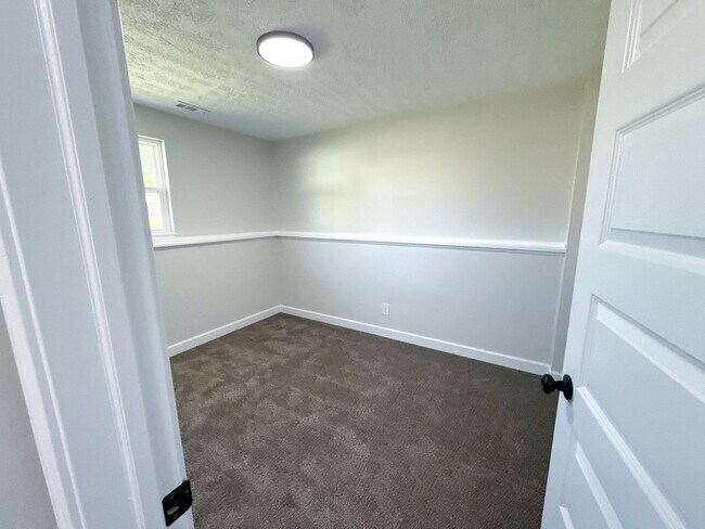 Building Photo - Spacious 5BR Bi-Level Home w/ Deck & Fence...