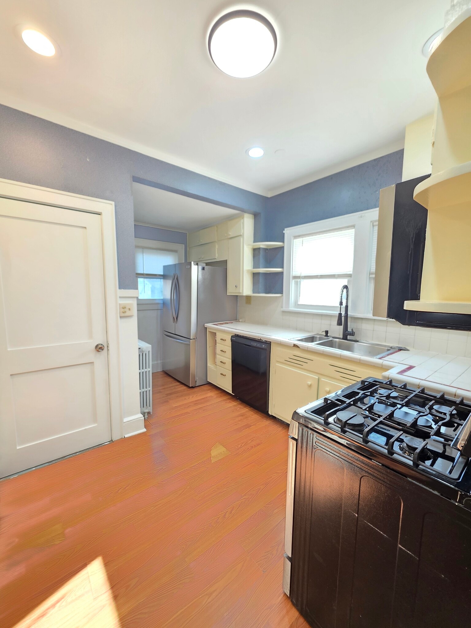 Building Photo - 1906 Burdett Ave