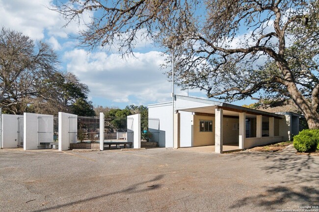 Building Photo - WHISPERING OAKS GARDEN HOME