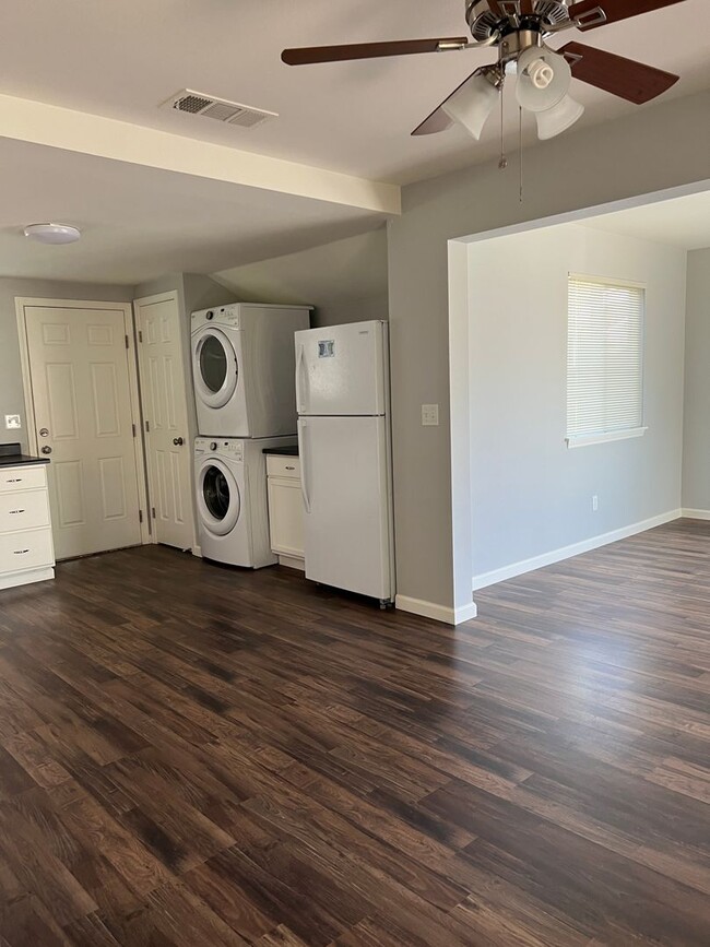 Building Photo - 2 bedroom, 1 bathroom home located in the ...