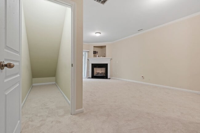 Building Photo - WOW!! - Location and Space, LARGE townhome  Close to everything