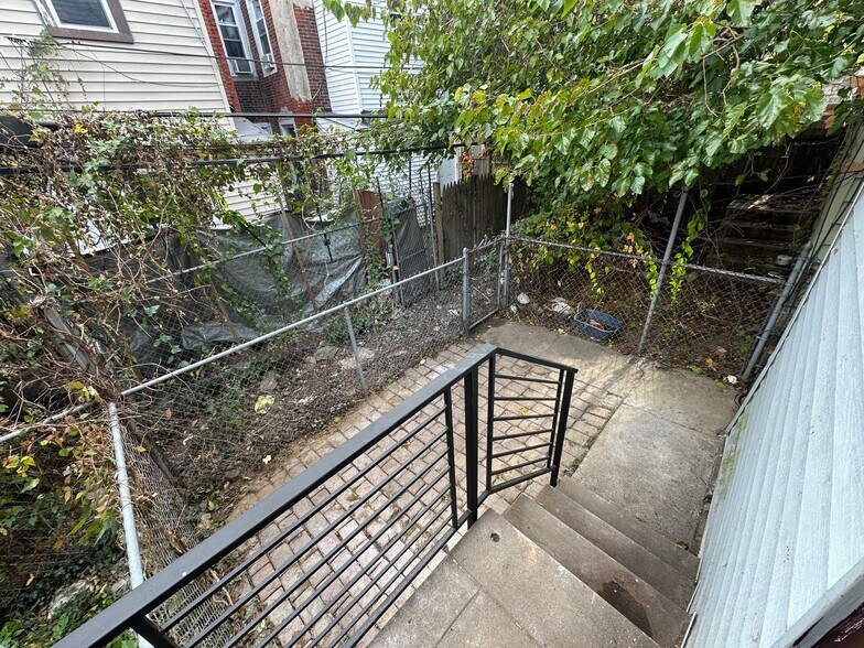 Building Photo - 5669 Matthews St