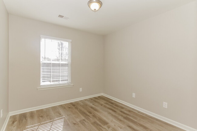 Building Photo - 2418 Carmathen Rd