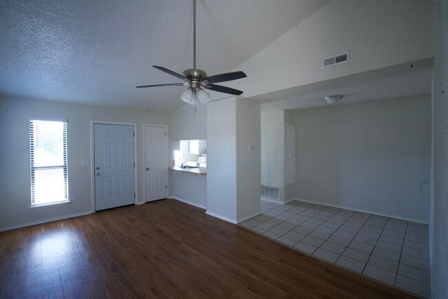 Building Photo - 2255b Donna Dr