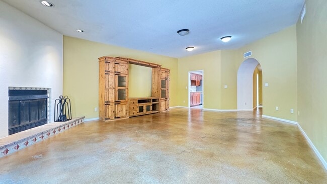 Building Photo - NW (Oracle and Orange Grove) 2 bedroom, 2 bath townhouse, 2 car garage, solar panels, no carpet!