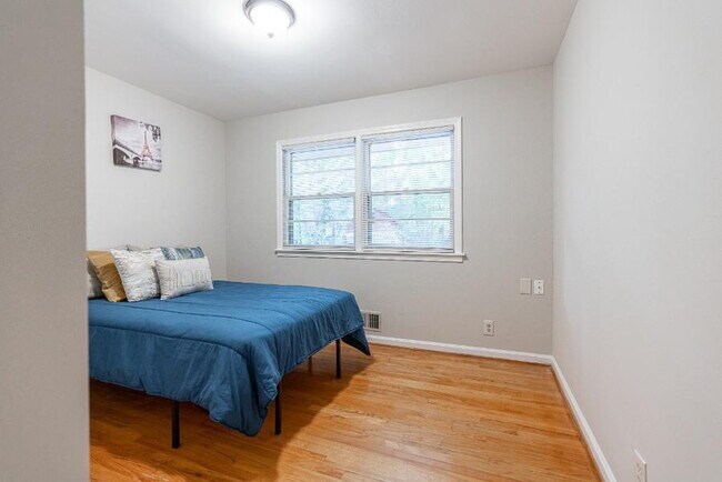 Building Photo - THE KNOLLVIEW | Spacious updated home just a 5-minute walk to bus 186, offering convenient and co...