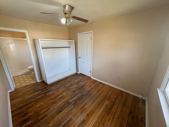 Building Photo - 1 bed 1 bath house