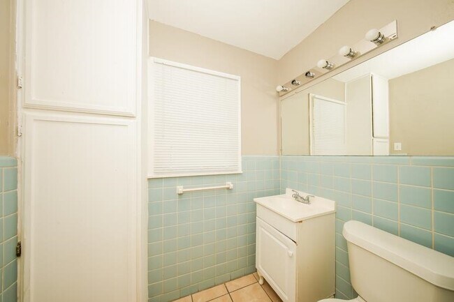 Building Photo - 2204 NW Denver Ave