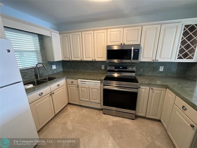 Building Photo - 511 Bayshore Dr