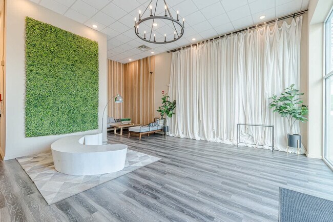 Building Photo - 525 Parkway Dr NE