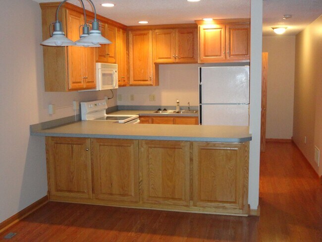 Building Photo - 3 bedroom 2 bath Town House