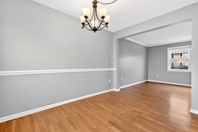 Building Photo - Quiet Retreat, Prime Location!