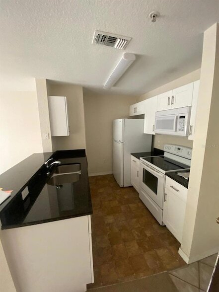 Building Photo - 5479 Vineland Rd