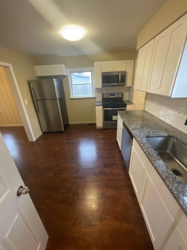 Building Photo - Charming 2 Bedroom Home - Move in Ready