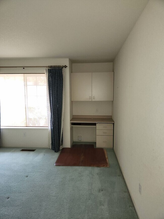 Building Photo - "Must See" w/beautiful views 3 bedroom, 2....
