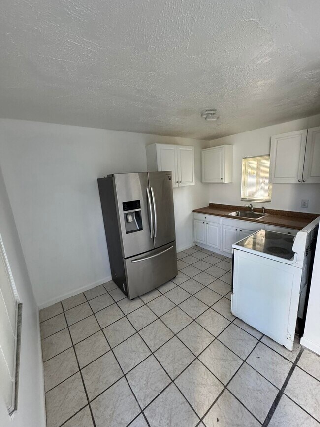 Building Photo - 920 N Haverhill Rd