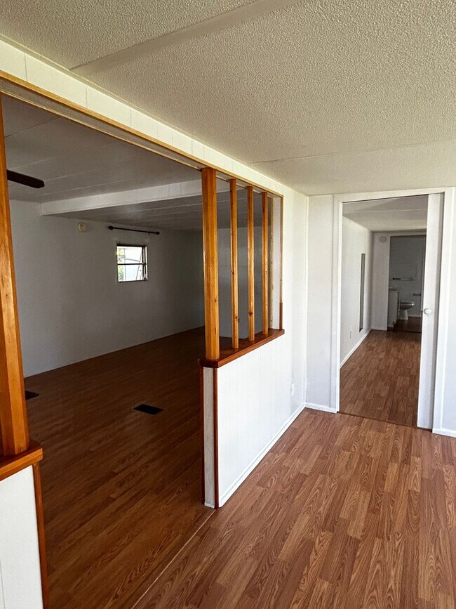 Building Photo - 2 Bedroom Home with a den - Loads of ameni...