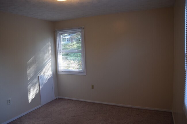 Building Photo - 104 Longmeadow Ln
