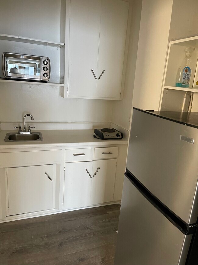 Building Photo - 11848 Mayfield Ave