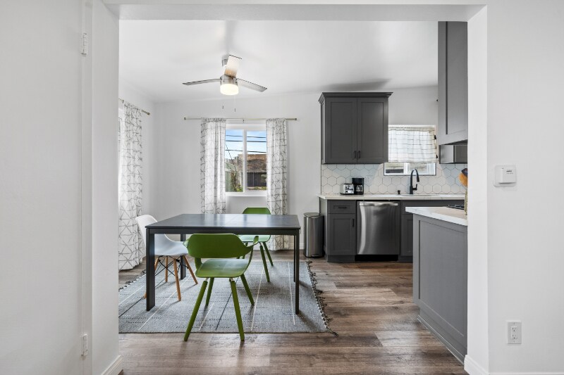 Building Photo - 21 S Venice Blvd