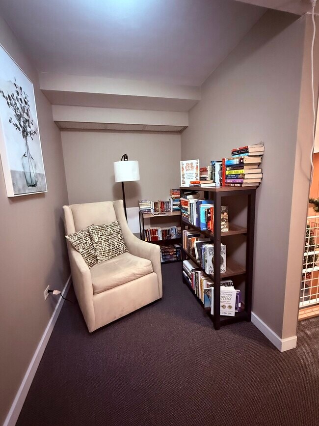 Building Photo - 3033 N Sheridan Rd