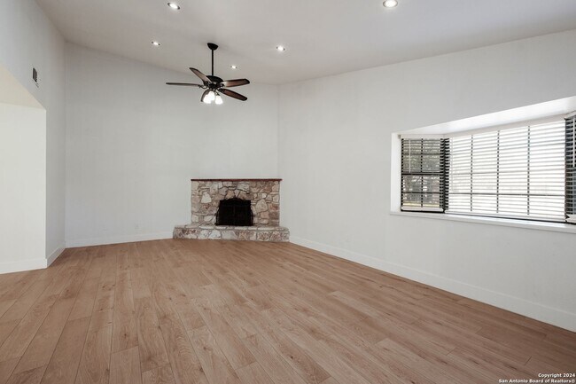 Building Photo - Charming 2/2 in the heart of Boerne!