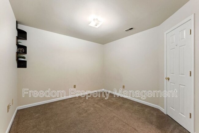 Building Photo - 726 Pine Tree Ct