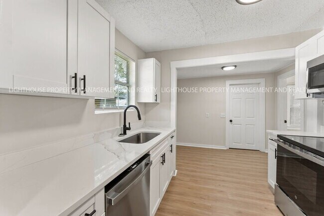 Building Photo - Newly Renovated 3 Bedroom Home With Modern Kitchen