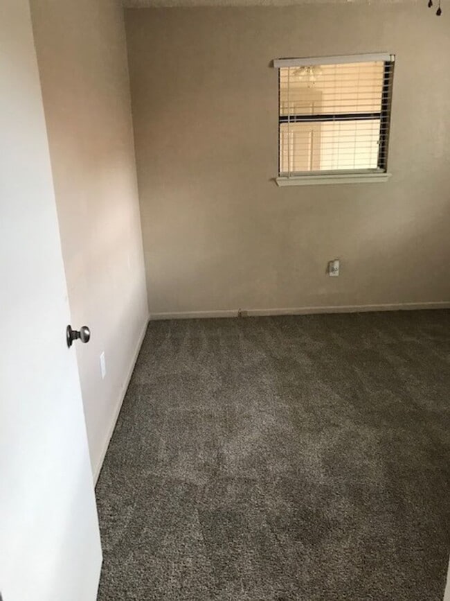 Building Photo - 711 Hawn Cir