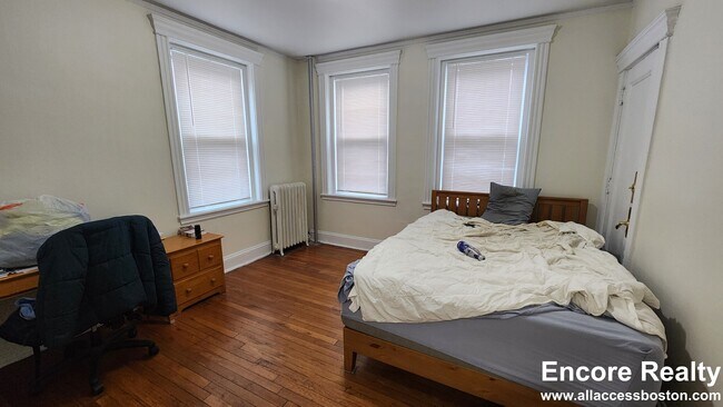 Building Photo - 352 Riverway
