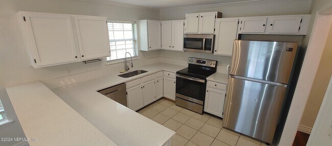 Building Photo - 3559 Pond Ridge Ct W