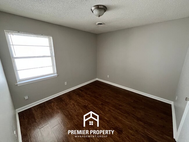 Building Photo - Charming 3BR Home in 38118 | Hardwood Floors & Spacious Fenced Backyard