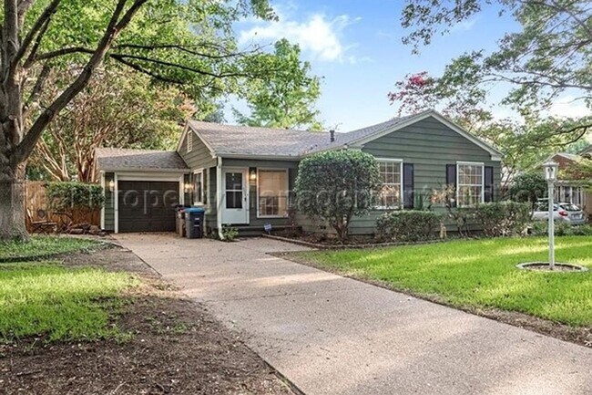 Building Photo - Charming home located in Ridglea North
