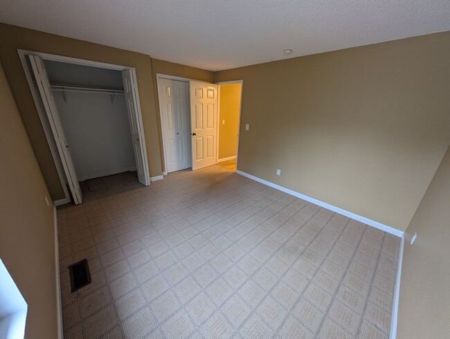 Building Photo - Hidden Gem in Southworth. Minutes from Waterfront & Ferry Terminal. Available NOW!