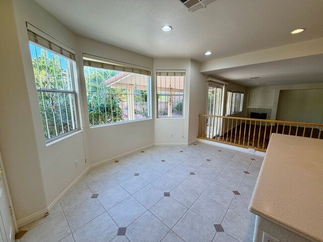 Building Photo - Lovely, large 4 bedroom